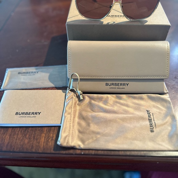 Burberry shades - Picture 4 of 4
